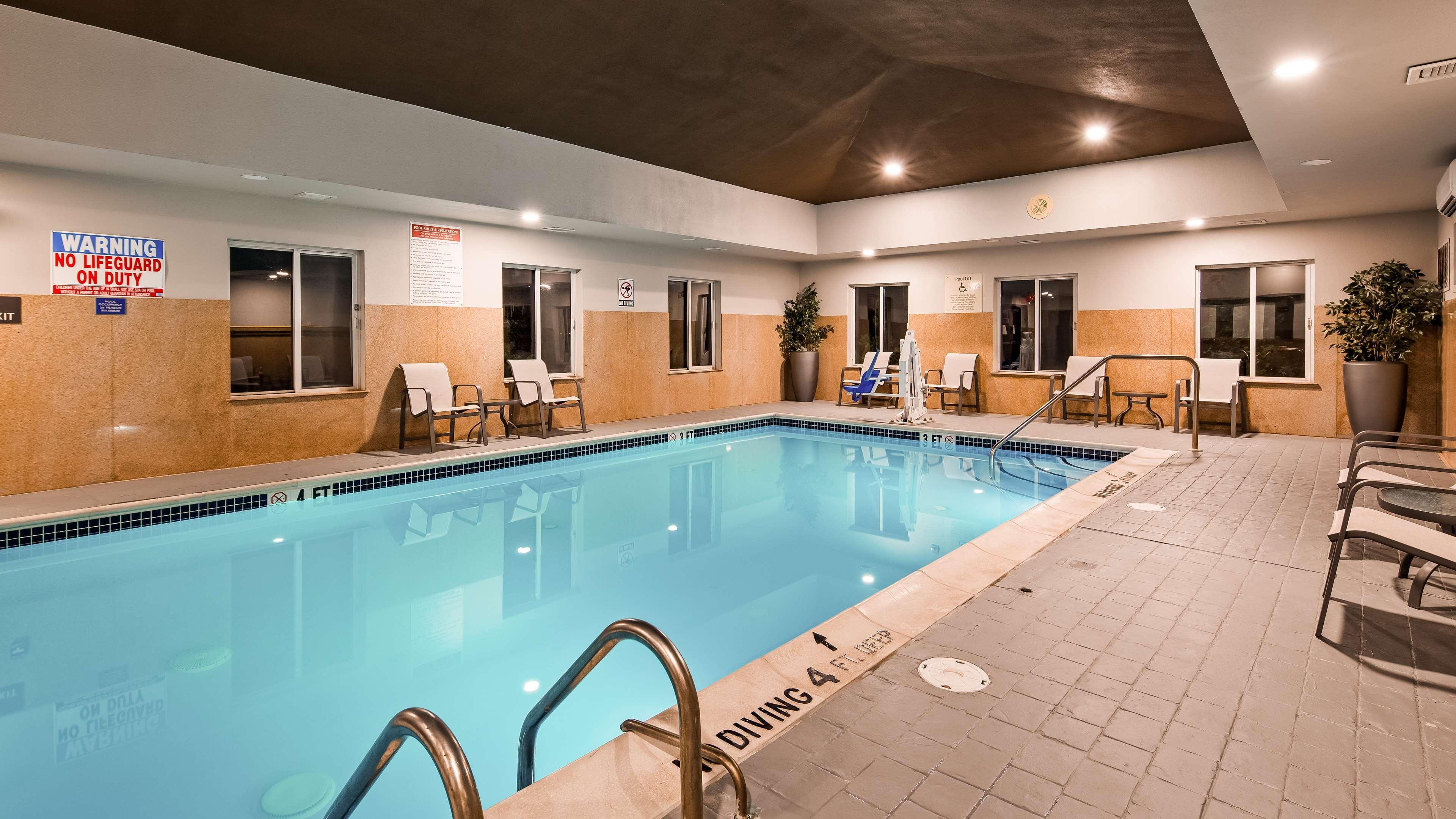 Best Western Plus New Cumberland Exterior photo